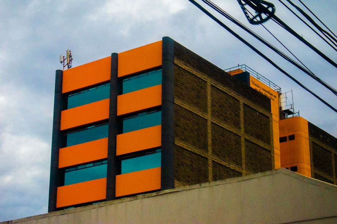 Nagomilane kartonske transportne kutije u logistici sa pojačanim uglovima za kurirske usluge